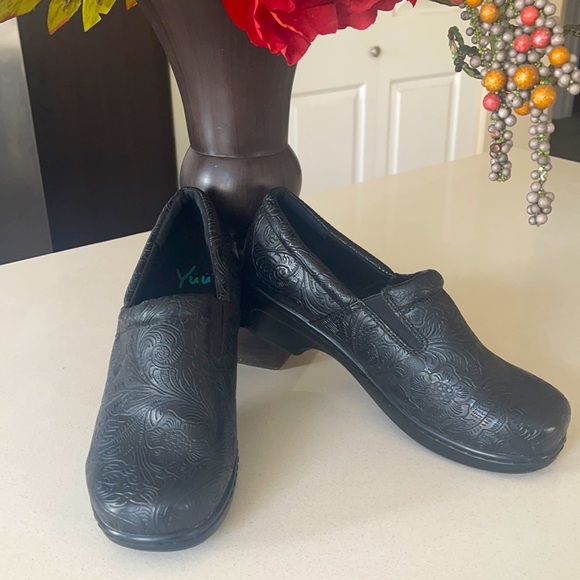 yuu bethanee slip on